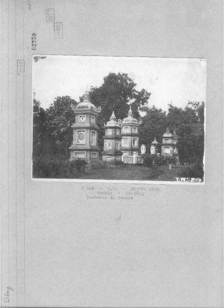Tháp mộ ở chùa Liên Phái, 1913 (Nguồn: EFEO)