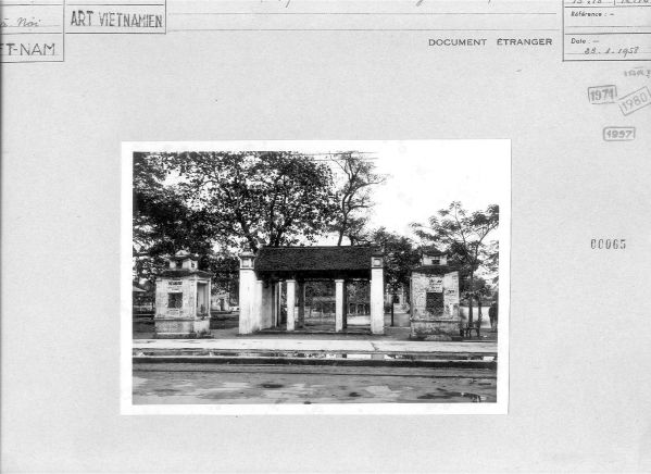 Tam quan đền Bà Kiệu năm 1952 (Source: EFEO)