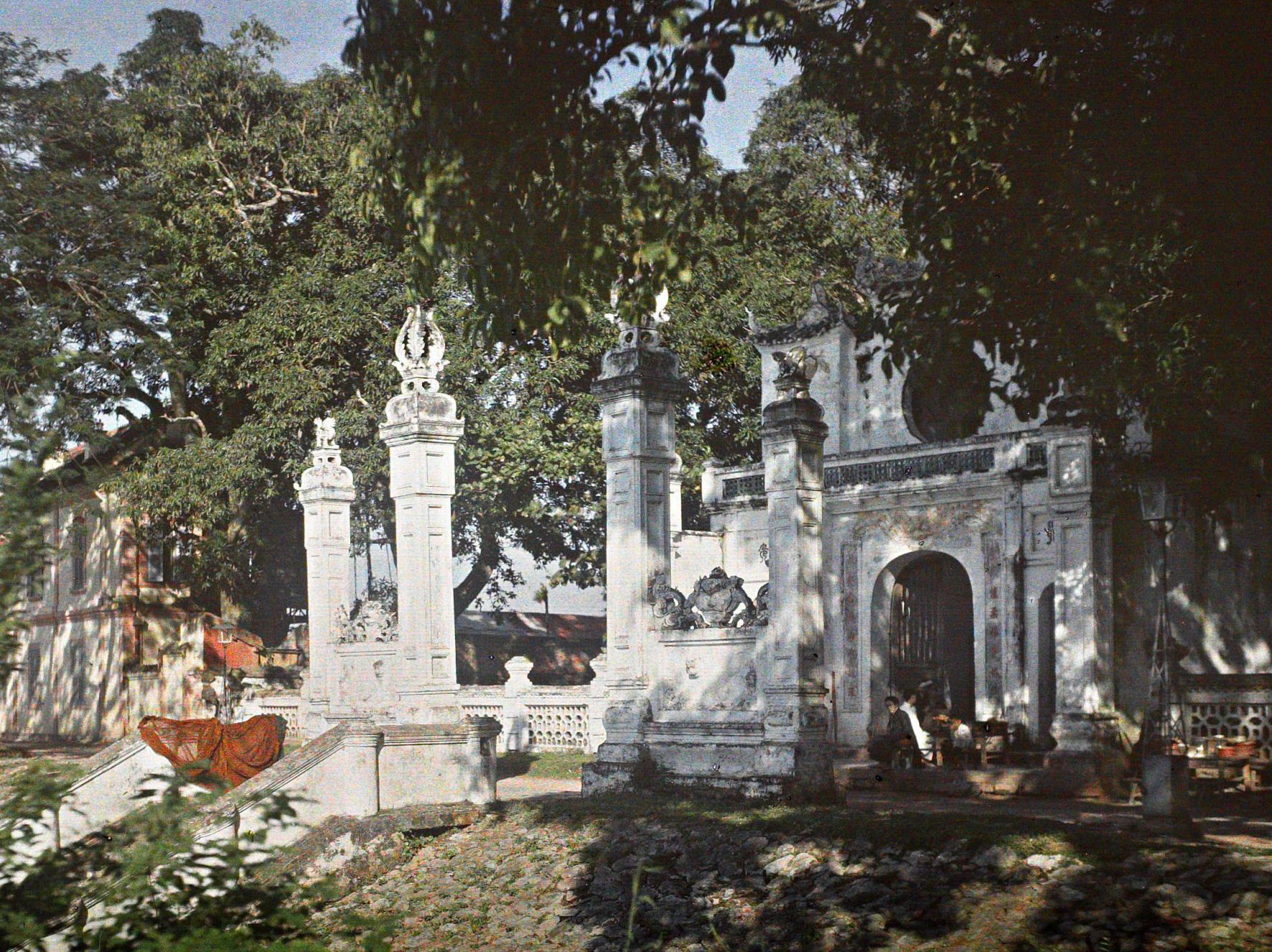 Cổng đền Quán Thánh, ảnh màu, chụp bởi Léon Busy, khoảng 1914-1921