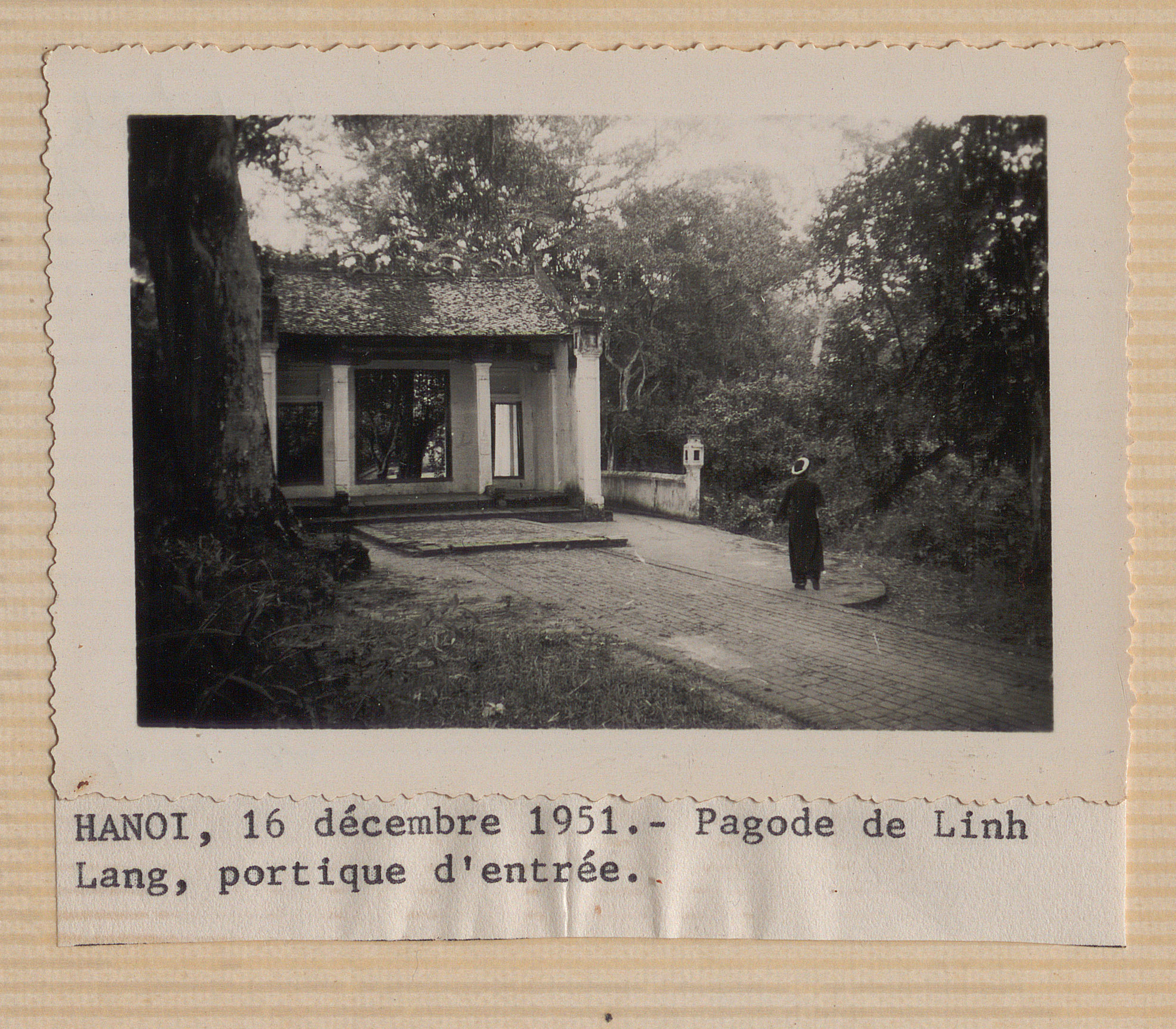 Tiêu đề gốc: Đền Linh Lang (tức đền Voi Phục) - Cổng vào, 16/12/1951, chụp bởi Georges Azambre
