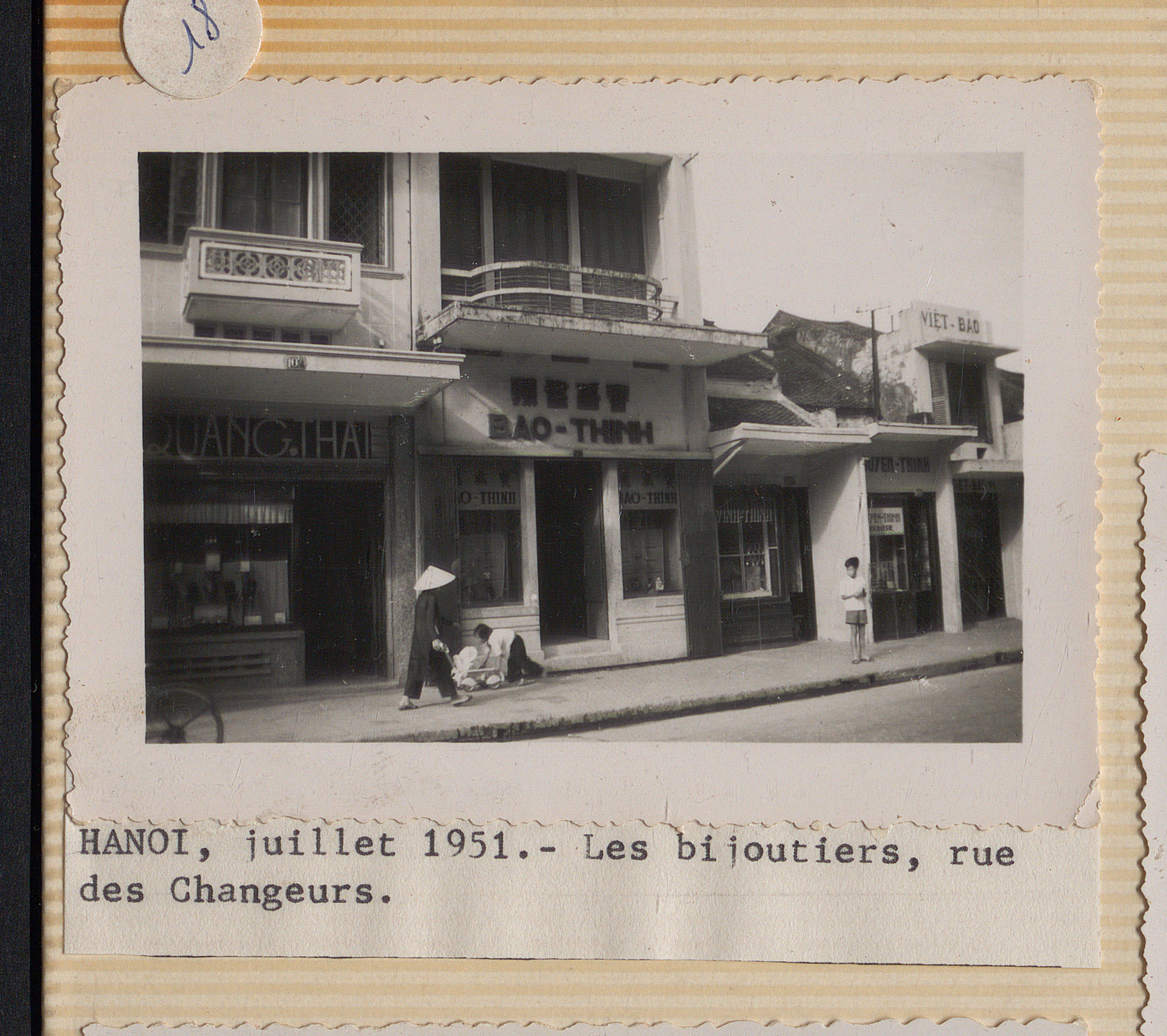 Phố Hàng Bạc - tháng 7/1951 (Nguồn: Humazur)